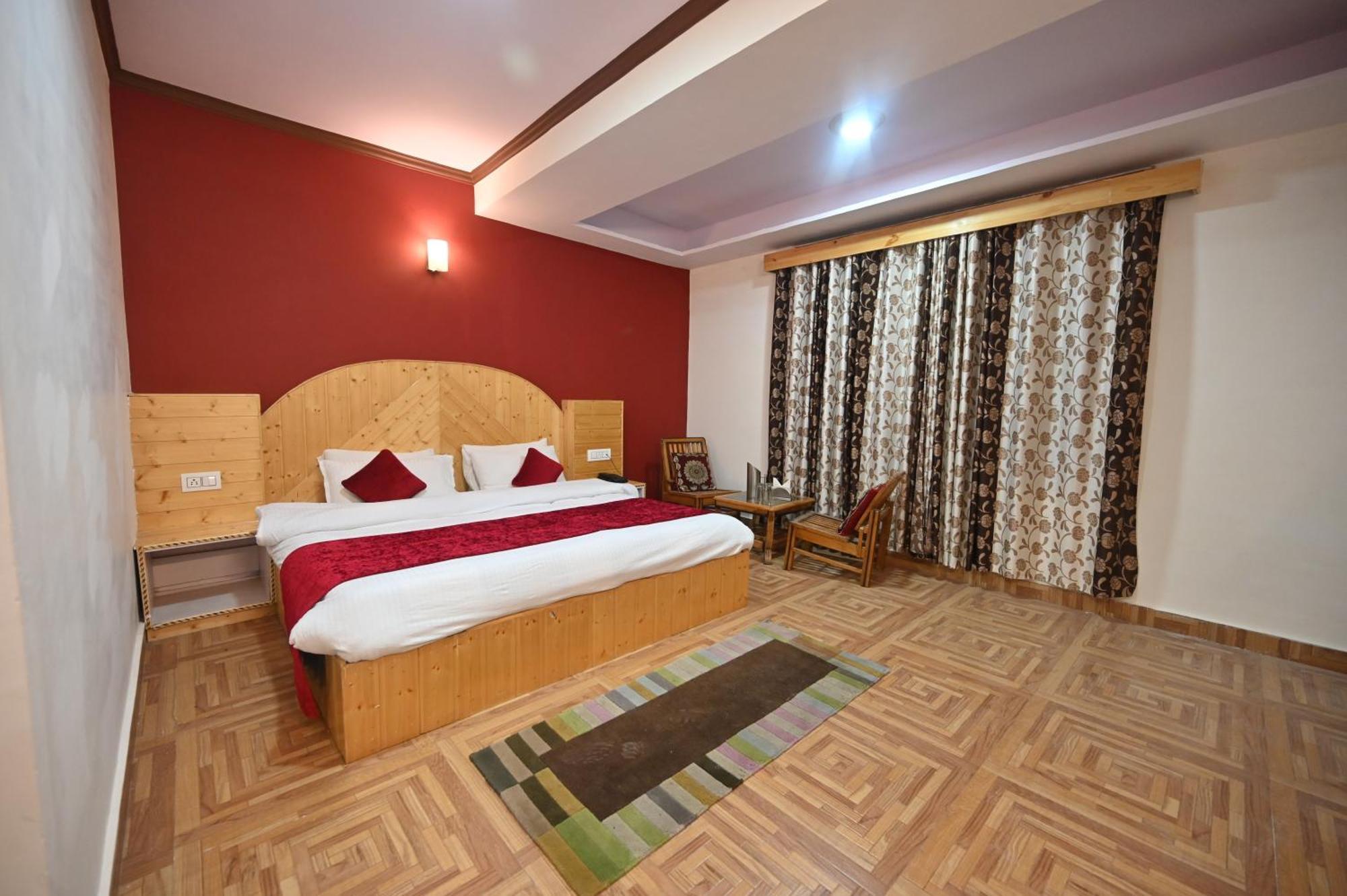 Krishana Cottage A Pure Veg !!!300 M From Hadimba Temple!!!Balcony Rooms!!!Veg Restaurant!!!Couple Friendly!!!Family Cottage!!! Manāli Exterior foto