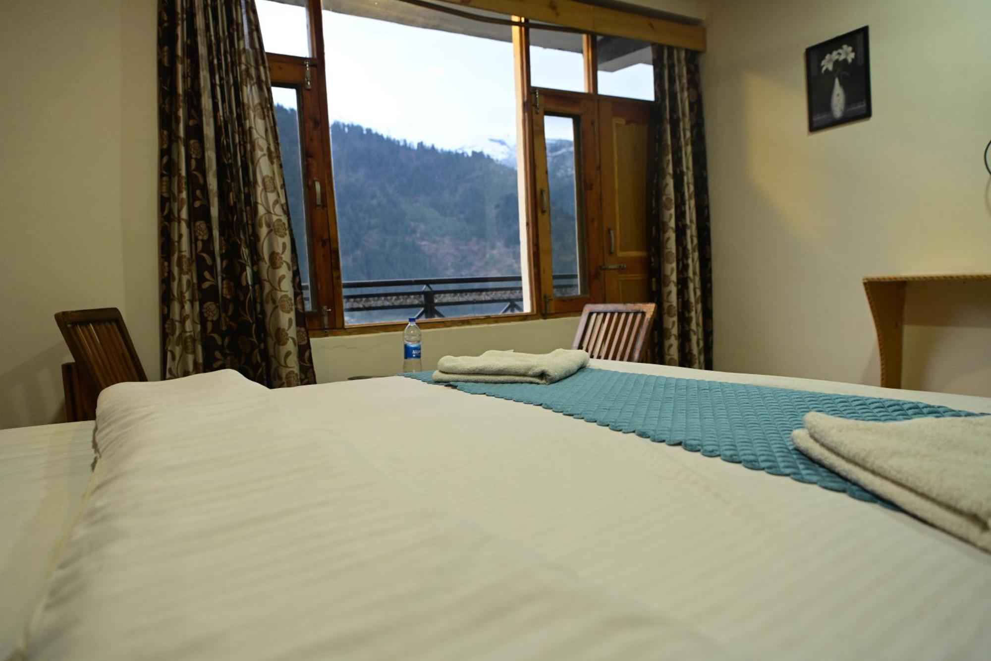 Krishana Cottage A Pure Veg !!!300 M From Hadimba Temple!!!Balcony Rooms!!!Veg Restaurant!!!Couple Friendly!!!Family Cottage!!! Manāli Exterior foto