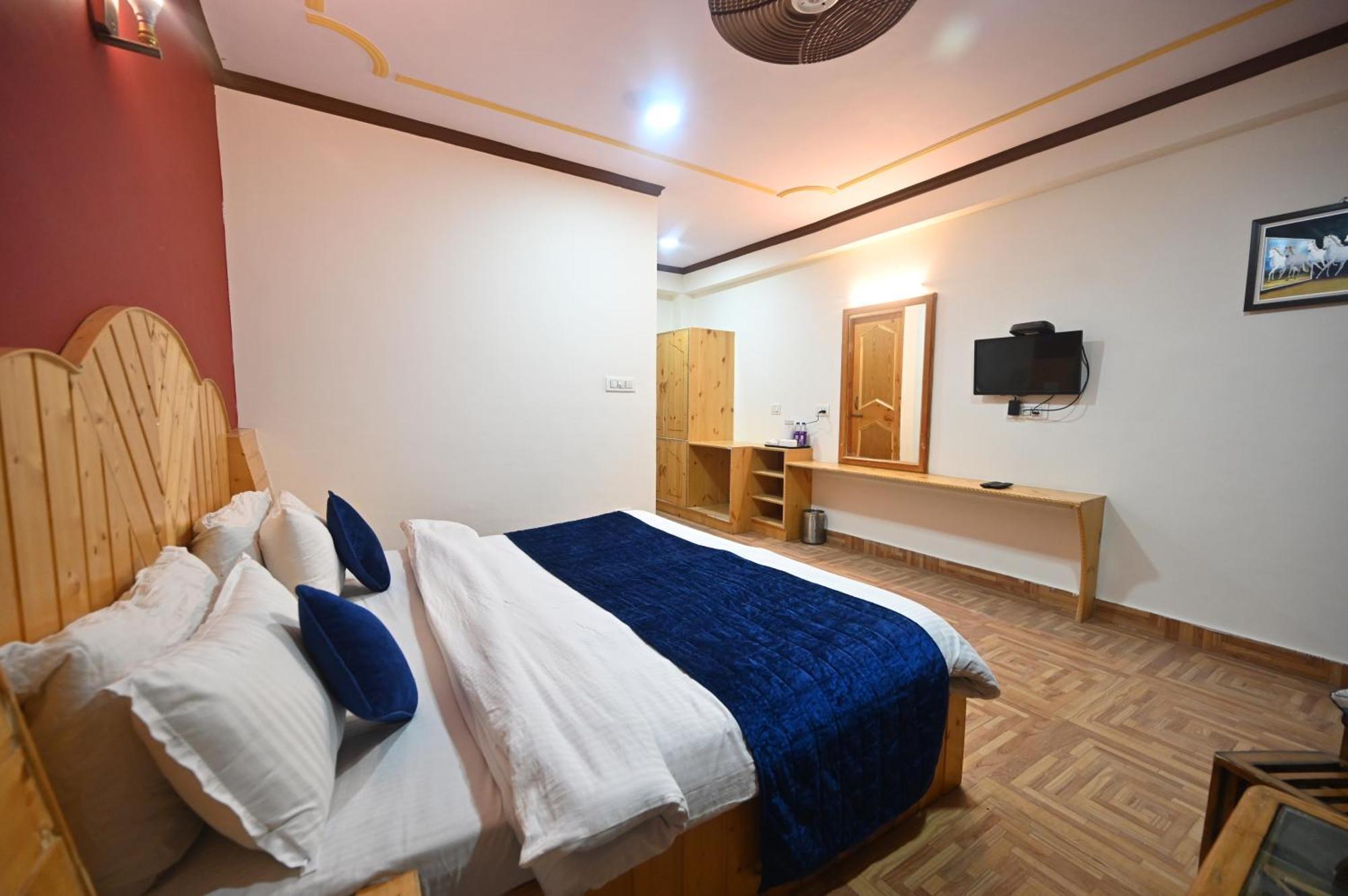 Krishana Cottage A Pure Veg !!!300 M From Hadimba Temple!!!Balcony Rooms!!!Veg Restaurant!!!Couple Friendly!!!Family Cottage!!! Manāli Exterior foto