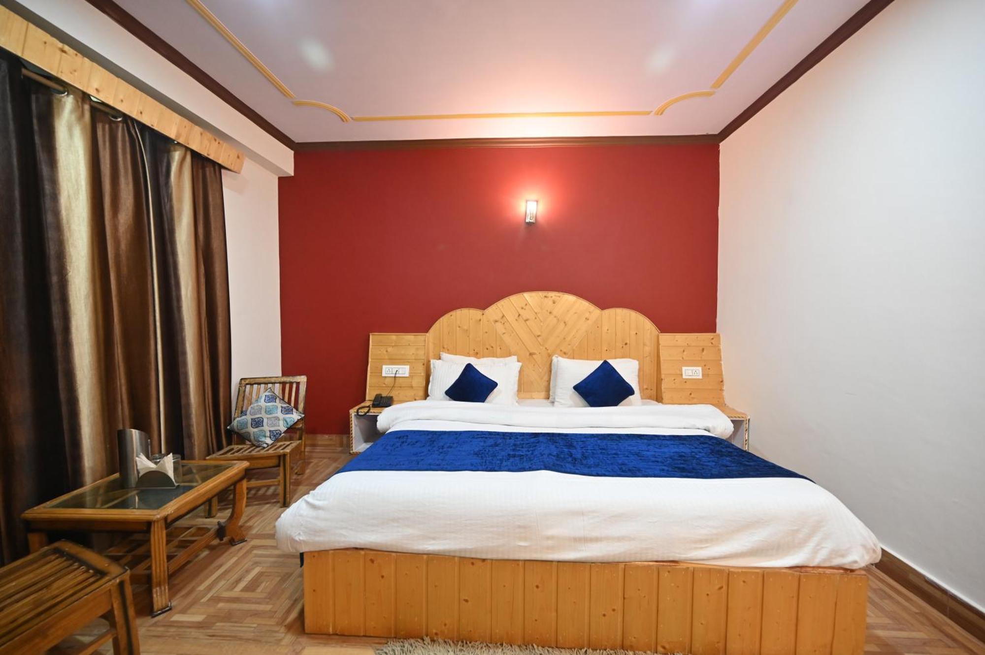 Krishana Cottage A Pure Veg !!!300 M From Hadimba Temple!!!Balcony Rooms!!!Veg Restaurant!!!Couple Friendly!!!Family Cottage!!! Manāli Exterior foto