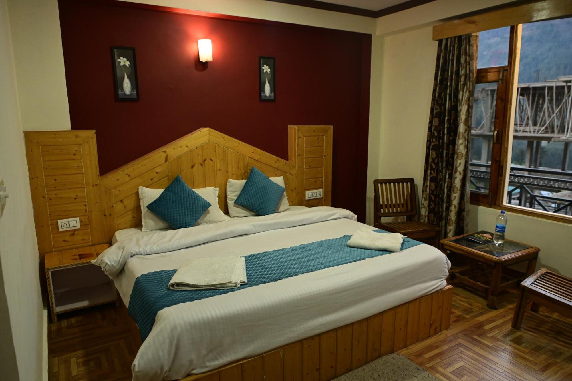 Krishana Cottage A Pure Veg !!!300 M From Hadimba Temple!!!Balcony Rooms!!!Veg Restaurant!!!Couple Friendly!!!Family Cottage!!! Manāli Exterior foto