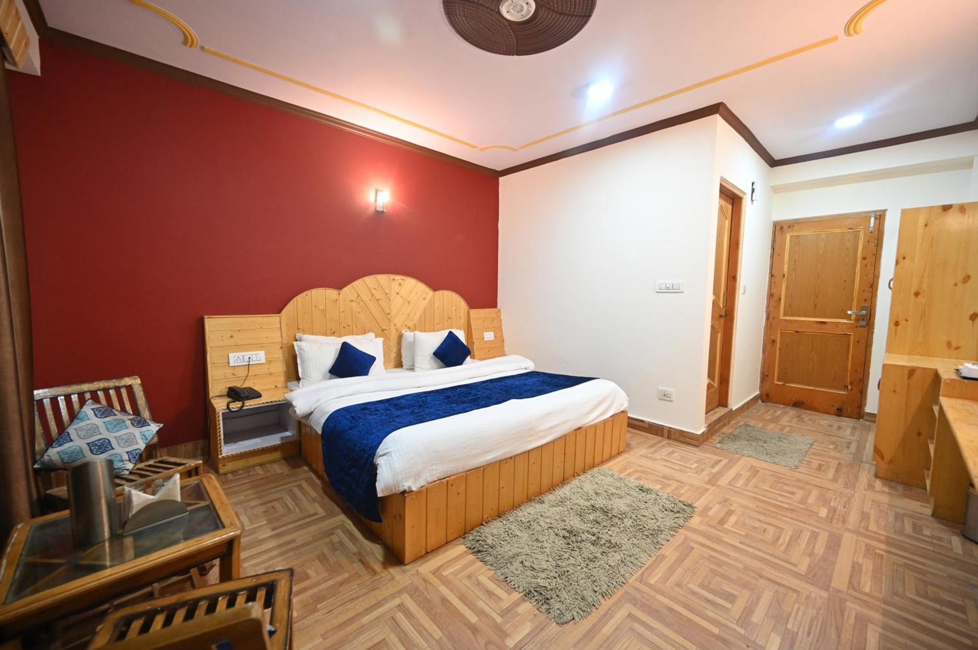 Krishana Cottage A Pure Veg !!!300 M From Hadimba Temple!!!Balcony Rooms!!!Veg Restaurant!!!Couple Friendly!!!Family Cottage!!! Manāli Exterior foto