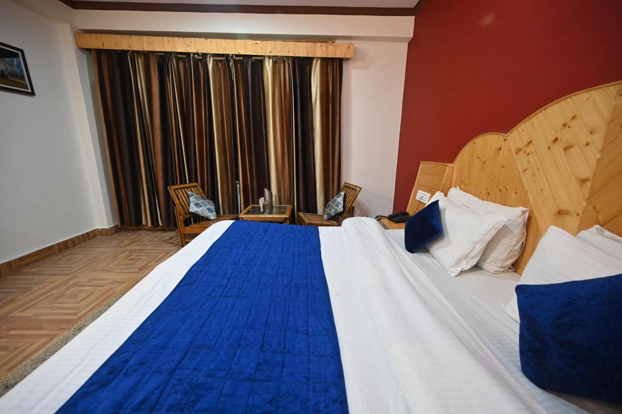Krishana Cottage A Pure Veg !!!300 M From Hadimba Temple!!!Balcony Rooms!!!Veg Restaurant!!!Couple Friendly!!!Family Cottage!!! Manāli Exterior foto