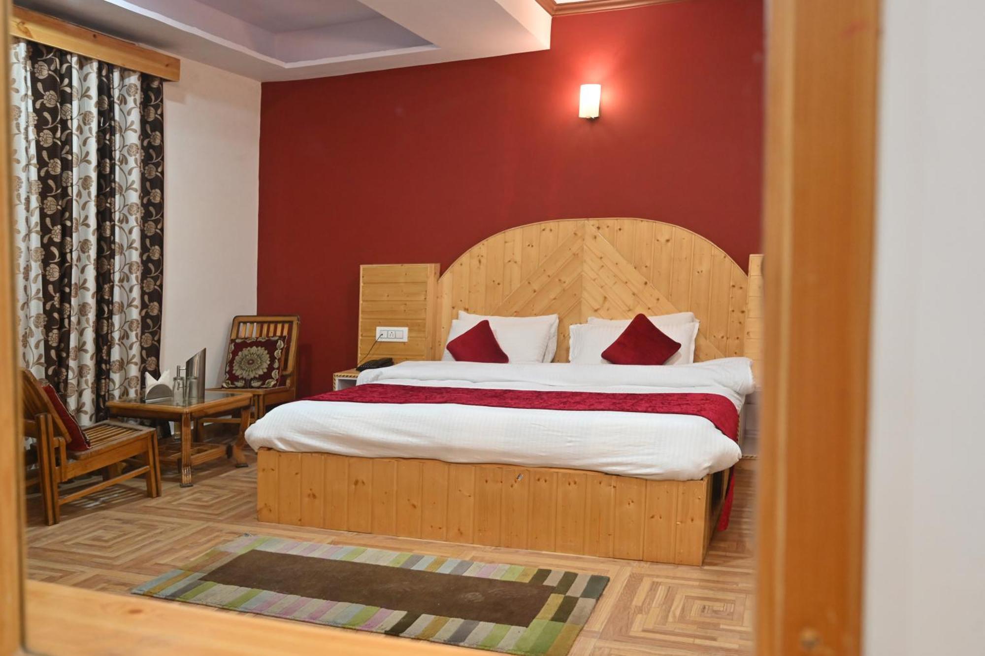 Krishana Cottage A Pure Veg !!!300 M From Hadimba Temple!!!Balcony Rooms!!!Veg Restaurant!!!Couple Friendly!!!Family Cottage!!! Manāli Exterior foto