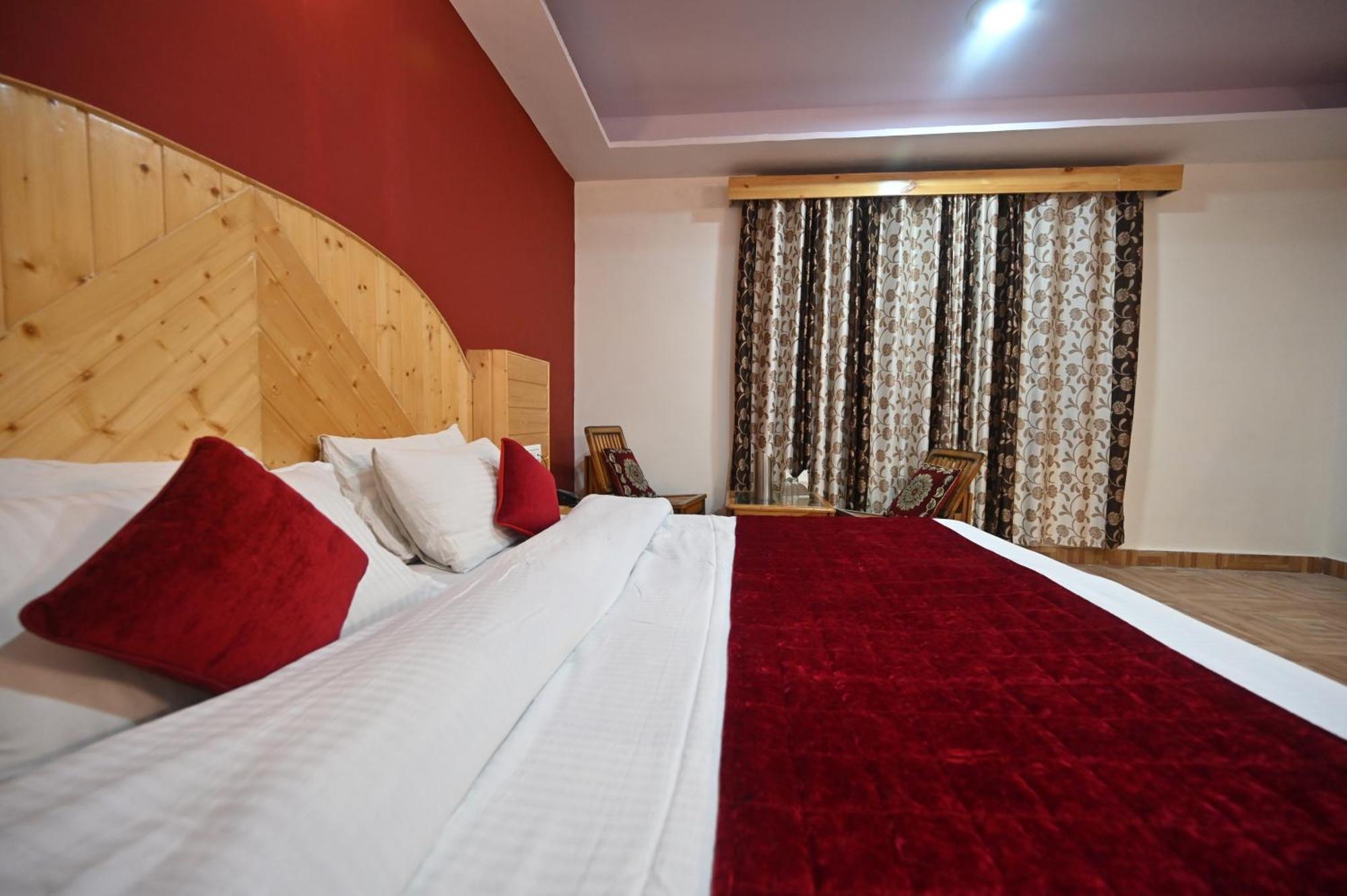Krishana Cottage A Pure Veg !!!300 M From Hadimba Temple!!!Balcony Rooms!!!Veg Restaurant!!!Couple Friendly!!!Family Cottage!!! Manāli Exterior foto
