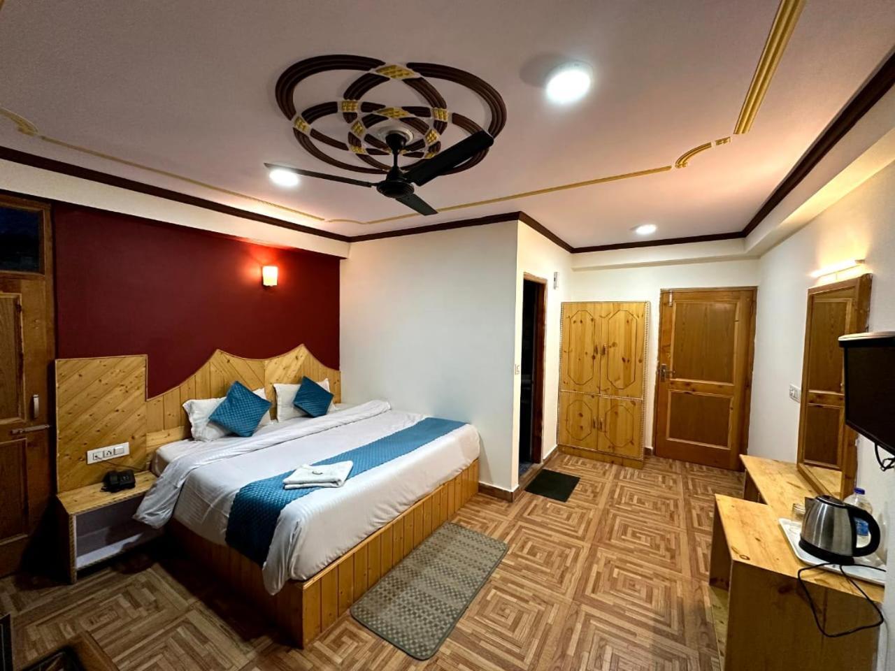 Krishana Cottage A Pure Veg !!!300 M From Hadimba Temple!!!Balcony Rooms!!!Veg Restaurant!!!Couple Friendly!!!Family Cottage!!! Manāli Exterior foto