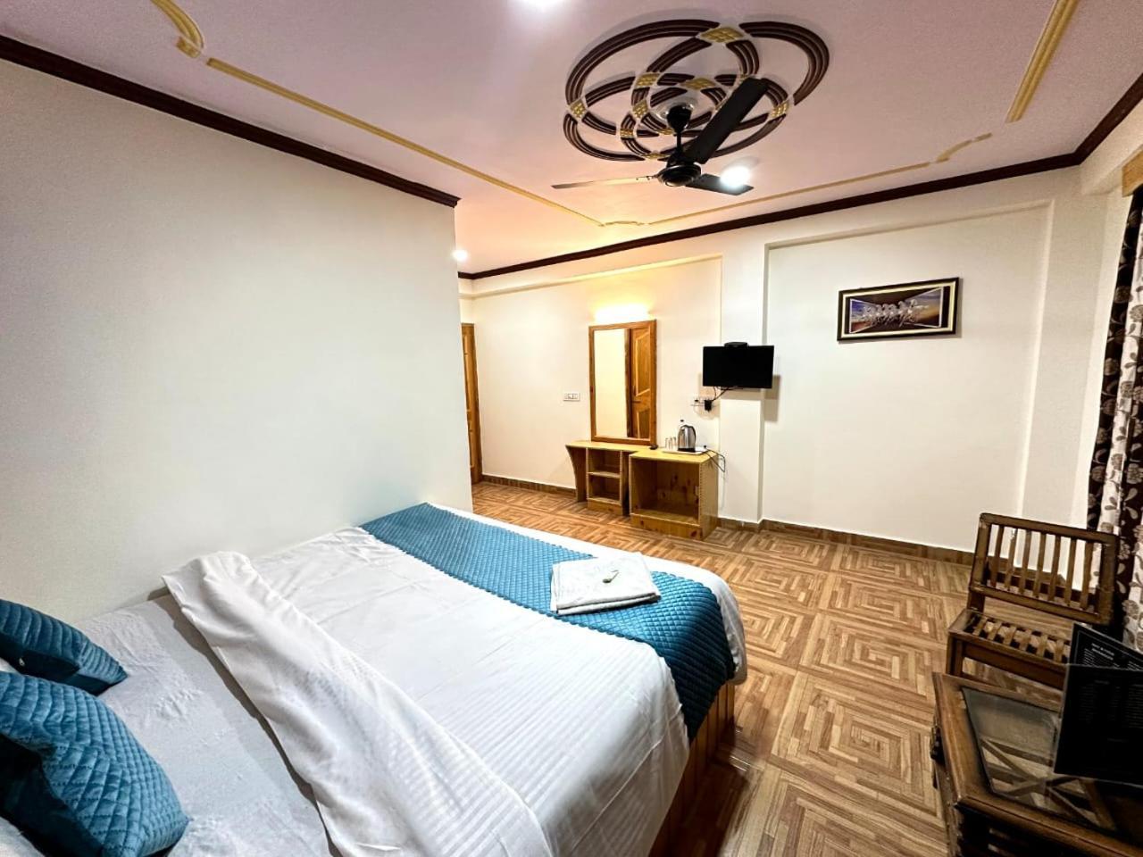 Krishana Cottage A Pure Veg !!!300 M From Hadimba Temple!!!Balcony Rooms!!!Veg Restaurant!!!Couple Friendly!!!Family Cottage!!! Manāli Exterior foto